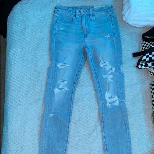 AMERICAN EAGLE RIPPED LIGHT WASH JEANS